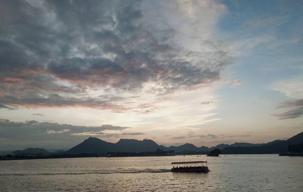 udaipur, sunrise, lake-7031066.jpg